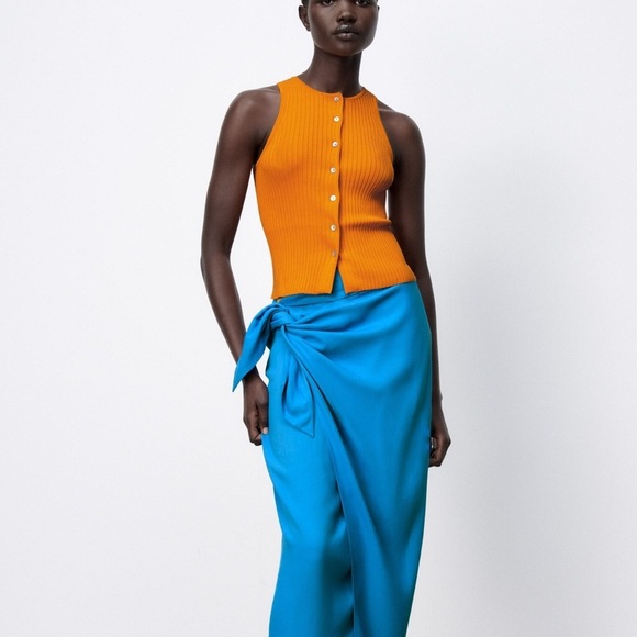 Zara Buttoned Knit Top - Picture 2 of 4